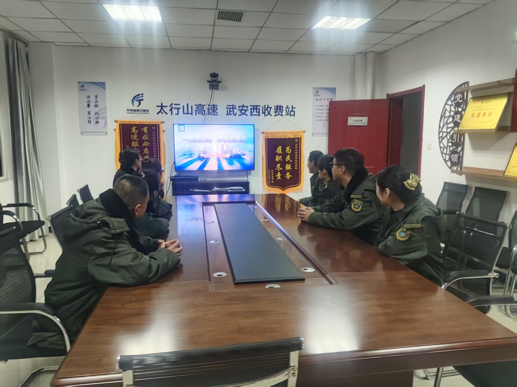 一步不停歇半步不退让.jpg 一步不停歇半步不退让.jpg