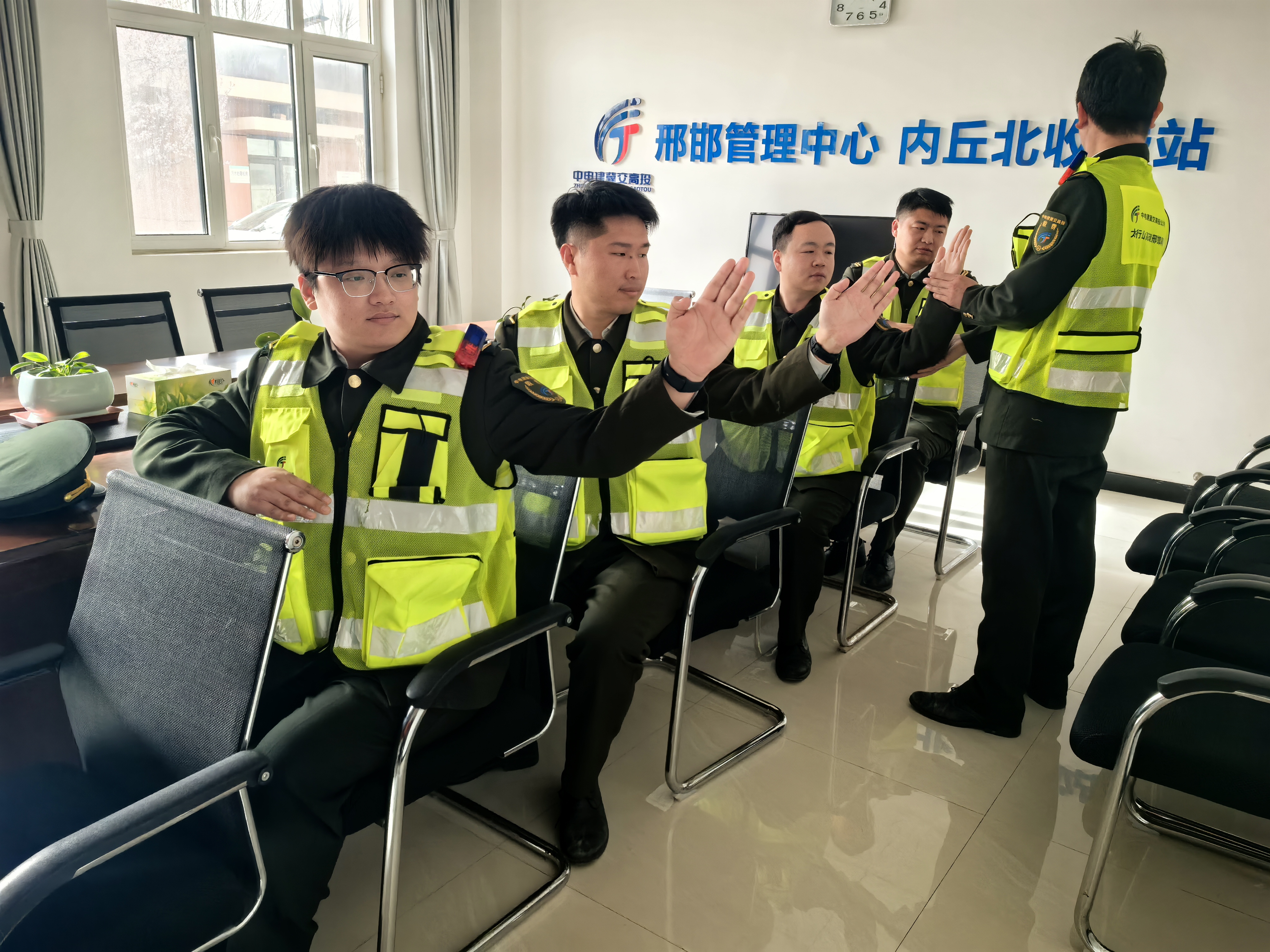 肢体礼仪.jpg 肢体礼仪.jpg
